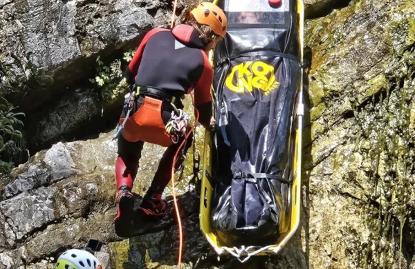 V posebnih nosilih lahko reševalci ponesrečenca spuščajo skozi 
slapove, tolmune ali vlečejo po strugi.