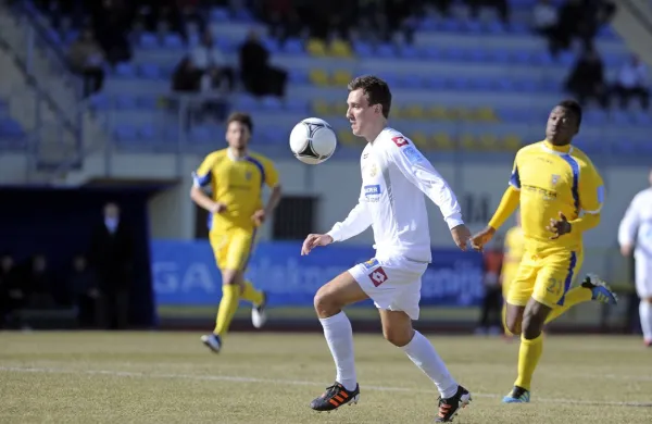 Denis Popović (v ospredju)  v koprskem dresu  marca leta 2013 v dvoboju z Domžalami.