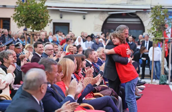 Sin Roberta Goloba Markus je po svojem nastopu na proslavi 
skočil očetu v objem.