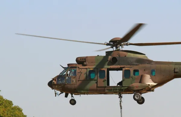 Širša območja Cerkelj ob Krki, Mirnske doline, Zbur pri Škocjanu in 
Počka bodo zaradi usposabljanja kontrolorjev združenih ognjev 
do četrtka preletavali helikopterji Cougar (na fotografiji) in letala 
Pilatus.