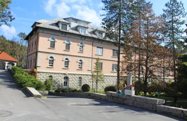 V parku pred Psihiatrično bolnišnico Idrija je danes padla prva 
klapa novega slovenskega igranega filma Hotel Alkohol. 