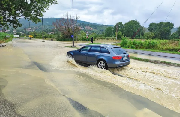 Če z vozilom zapeljete v vodo s hitrostjo, ki je pnevmatike ne 
morejo več izpodriniti skozi kanale (profil), potem pride do 
splavanja in pnevmatika izgubi stik s podlago in “zaplava” po 
vodni površini. Voznik je tako nenadoma le še potnik!