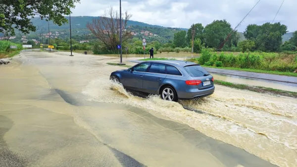 Če z vozilom zapeljete v vodo s hitrostjo, ki je pnevmatike ne 
morejo več izpodriniti skozi kanale (profil), potem pride do 
splavanja in pnevmatika izgubi stik s podlago in “zaplava” po 
vodni površini. Voznik je tako nenadoma le še potnik!