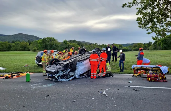 Matarski  gasilci  so iz prevrnjenega italijanskega  vozila  s  tehničnim posegom  rešili poškodovano  sopotnico.  