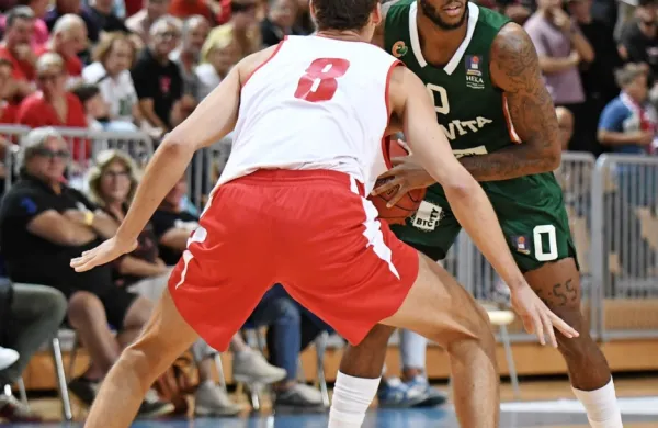 Novinec in najboljši strelec Cedevite Olimpije Devin Robinson (z 
žogo) v Bonifiki.