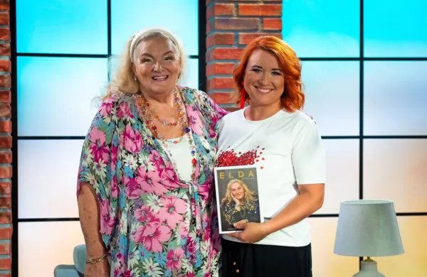 Elda Viler (levo) in Maja Oderlap