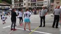 Na priložnostnem košarkarskem igrišču na glavnem trgu so se ob 
50-letnici košarke v Cerknem pomerile ekipe, tudi mešane, vseh 
generacij kluba.