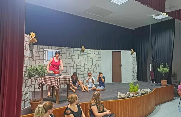 Gledališčniki so odigrali nekaj prizorov iz črtic Super fRače in 
občinstvu prikazali nekaj utrinkov iz pisateljevih otroških dni.