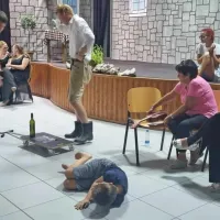 Gledalci so se ob uprizoritvah  ljudi  in njihove usode nasmejali, 
hkrati pa so podoživeli težke trenutke časa med vojno in po 
njej.