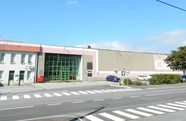 Delavci družbe Cimos so  v obratih v Vuzenici in Senožečah (na 
fotografiji) ob 12. uri izvedli dveurno opozorilno stavko. 