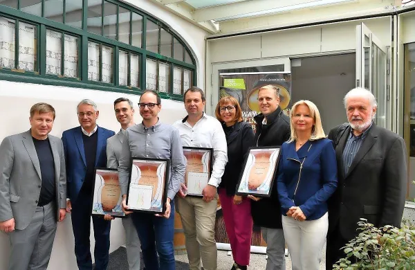 Med Blaža Cvara in ministra Matjaža Hana (na levi) ter Majo Pak in  
Janeza Bogataja so se stisnili Patricija Furlan in ponedeljkovi 
prejemniki naziva Gostilna Slovenija.