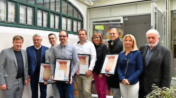 Med Blaža Cvara in ministra Matjaža Hana (na levi) ter Majo Pak in  
Janeza Bogataja so se stisnili Patricija Furlan in ponedeljkovi 
prejemniki naziva Gostilna Slovenija.