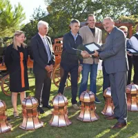 Leta 2011 je takratni predsednik gostinsko turistične sekcije pri 
OZS Mate Tomaž - Tomi v Štorjah podelil prve primorske zvone in 
naziv Gostilna Slovenija. Nekoliko kasneje je zvon dobila še 
gostilna Trije lovci v Šmarjah, a so jim ga ukradli. Zdaj ga spet 
imajo, vendar v notranjosti gostilne.   