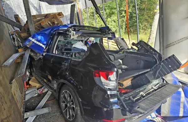 Starejša nemška zakonca sta v svojem beemveju najprej prebila cerado 
prevrnjene prikolice in nato v njej trčila v pod prikolice, ki je stal pokonci.