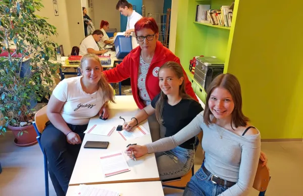 Gimnazijke (z leve) Klara Knavs, Vanesa Istenič in Kaja Turšič so v 
družbi  Majde Radivo prvič izpolnjevale anketo pred odvzemom 
krvi.  