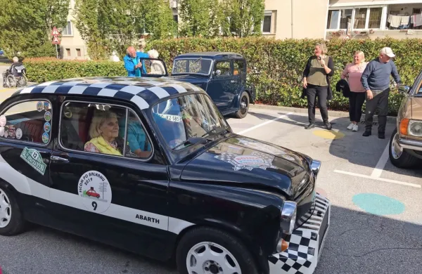  Mnogi so ob vožnji s starimi vozili lahko obujali spomine na 
mladost.
