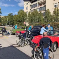 Stanovalce novogoriškega doma upokojencev so razveselili člani 
sekcije starodobnih vozil pri AMD Nova Gorica. 