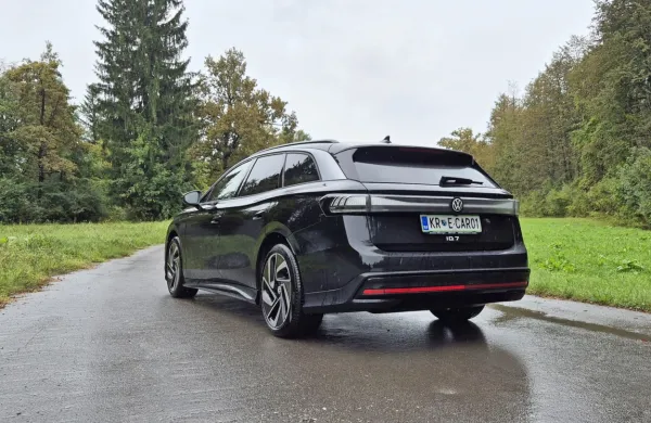 Do zdaj so pri Volkswagnu prodali okrog sto limuzinskih električarjev, s prihodom različice tourer pa računajo še na več 
zanimanja   kupcev.