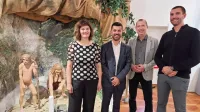  Z leve Damjana Fortunat Černilogar,  Jurica  Sabol, Tadej Koren in 
Alen Člerv, v ozadju domovanje krapinskega neandertalca