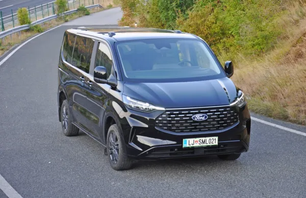 Tourneo custom je letos k nam pripeljal v popolnoma prenovljeni 
izvedbi, med kupci pa je še vedno najbolj priljubljen z dizelskim 
motorjem.