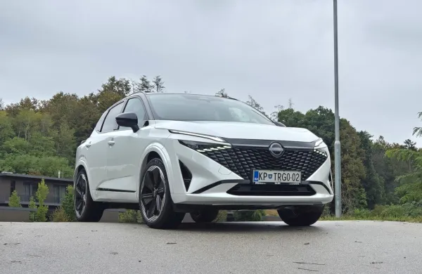 Osveženi Nissan qashqai bo slovenske kupce še naprej prepričeval 
z uveljavljeno pogonsko elektrificirano tehniko.