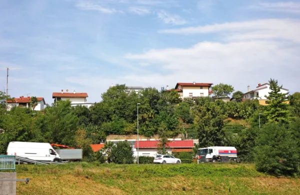 Prebivalci ob Vojkovi cesti zahtevajo ukrepe za omilitev hrupa, 
direkcija za infrastrukturo čaka na študijo.