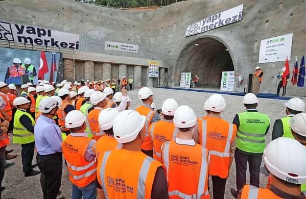 Po aferi zaradi izkoriščanja delavcev so se turška podjetja, ki 
gradijo drugi tir, znašla v novih težavah. Je zaradi tega lahko 
ogrožen rok za dokončanje gradbenih del? 