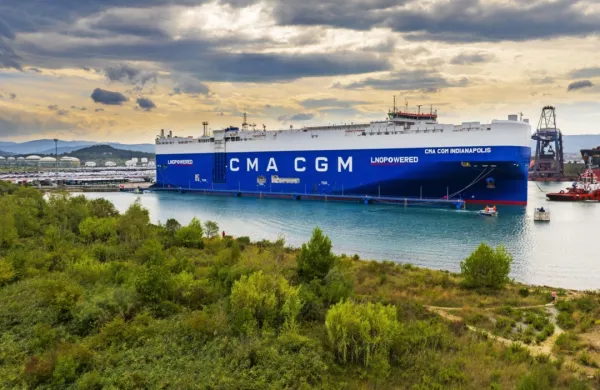Včeraj so na avtomobilskem terminalu Luke Koper prvič privezali 
RO-RO ladjo Indianapolis francoskega ladjarja CMA CGM, ki jo 
poganja utekočinjen zemeljski plin.