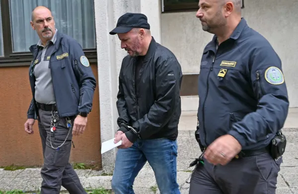 Vasjo Čotarja sta paznika včeraj pripeljala in odpeljala nazaj v Maribor.