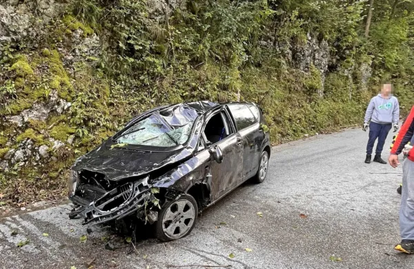 Avto so iz struge potoka Nikova z dvigalom dvignili šele včeraj dopoldne. 