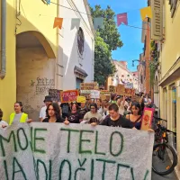 “Naj gori, naj gori patriarhat,” je bilo slišati s koprskih ulic. 