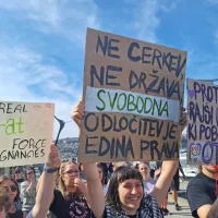 Protestniki so se s Titovega trga premaknili proti Semedelski 
promenadi.