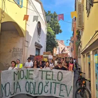 Protestni&scaron;ka nedelja v Kopru: na Titovem trgu in v Taverni so se zbrali zagovorniki in nasprotniki pravice do splava (FOTO)