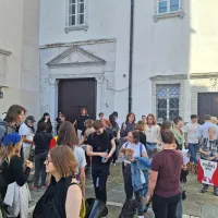 Protestni&scaron;ka nedelja v Kopru: na Titovem trgu in v Taverni so se zbrali zagovorniki in nasprotniki pravice do splava (FOTO)