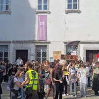 Protestni&scaron;ka nedelja v Kopru: na Titovem trgu in v Taverni so se zbrali zagovorniki in nasprotniki pravice do splava (FOTO)