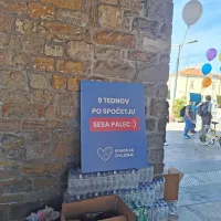 Protestni&scaron;ka nedelja v Kopru: na Titovem trgu in v Taverni so se zbrali zagovorniki in nasprotniki pravice do splava (FOTO)