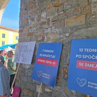 Protestni&scaron;ka nedelja v Kopru: na Titovem trgu in v Taverni so se zbrali zagovorniki in nasprotniki pravice do splava (FOTO)