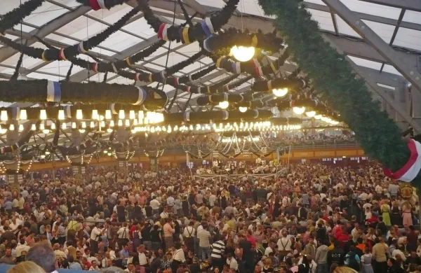 Utrinek z enega od Oktoberfestov v preteklosti.