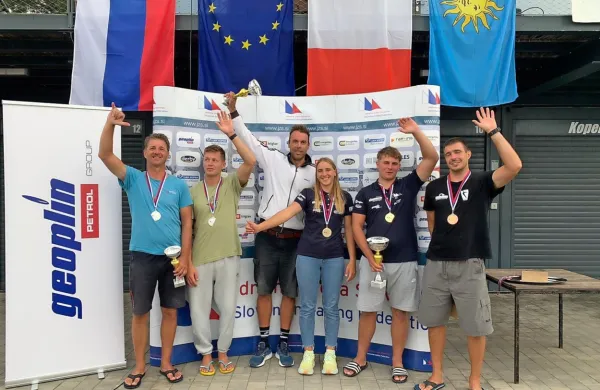 Najboljši jadralci na deski v državi. Z leve so Stojan Vidakovič, 
Gregor Antonaz, Andrej Kocjan, Lina Eržen, Vale Eržen in Tadej 
Borštnar. 

