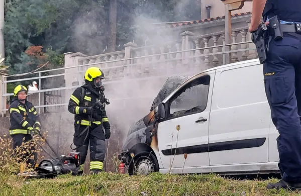 Danes okoli 16.20 je zagorelo vozilo na glavni cesti v Čežarjih.