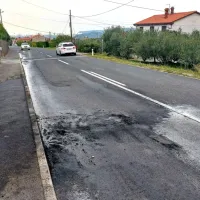 Cesta, po tem, ko so odstranili vozilo, ki je zagorelo.