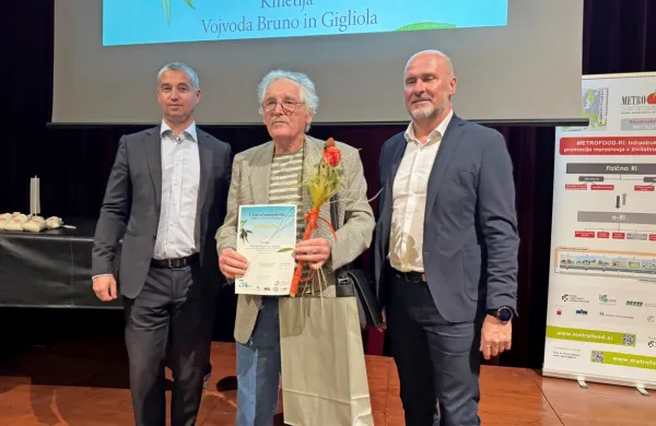 Direktor družbe Soline pridelava soli Aleksander Valentin (levo) in 
direktor ZRS Koper dr. Rado Pišot (desno) sta predala plaketo za 
naziv šampiona Festivala namiznih oljk Brunotu Vojvodi iz Sv. 
Petra. 