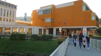 V OŠ Idrija, v kateri je v petek zaradi trebušne viroze manjkalo pol, oziroma 300 učencev, z NIJZ nestrpno pričakujejo rezultate analiz odvzetih vzorcev.