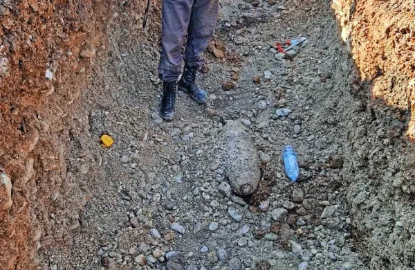 Člani Državne enote za varstvo pred neeksplodiranimi ubojnimi 
sredstvi so danes zjutraj na območju tirov novogoriške železniške 
postaje našli še eno angleško letalsko bombo iz druge svetovne 
vojne.