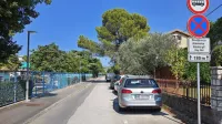 Na začetku Kraške ulice prometna signalizacija dovoljuje parkiranje in ustavljanje samo stanovalcem. Domačine najbolj moti, 
da tam po teden in več parkirajo turisti.