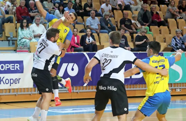 Koprčani (v rumeno modrih dresih) so se nemočno zaletavali v 
ribniško obrambo. 