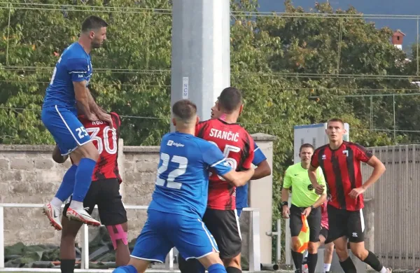 Novogoričani (v modrih dresih) so na lestvici znova preskočili 
Sežance. 
