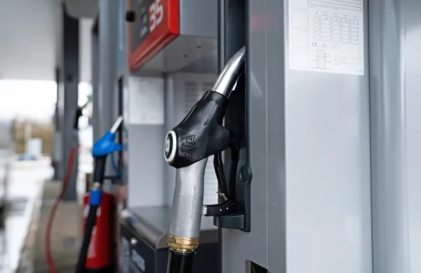 Opolnoči se bo na servisih zunaj avtocest in hitrih cest cena 
95-oktanskega bencina znižala za 1,8 centa na 1,457 evra za liter, 
dizla pa za 3,4 centa na 1,485 evra za liter.