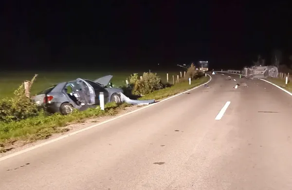 Voznik levega avta je umrl po trčenju, oče in hčerka sta se skoraj 
nepoškodovana skobacala iz prevrnjenega desnega avta.