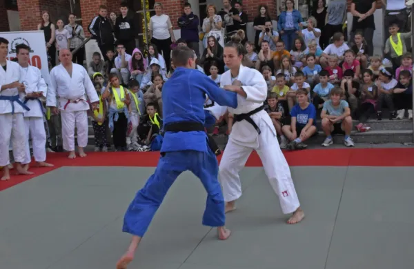 Včerajšnji vrhunec je bil prikaz judo borbe olimpijke 	Kaje  Kajzer z 
demonstratorjem Svitom Mastnakom.